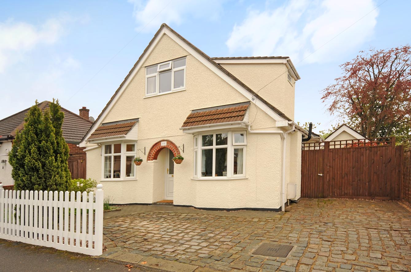 3 bedroom Bungalow for sale in Linden Avenue, Ruislip Manor, Middlesex