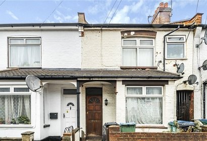 under offer harwoods road london 17395 - Gibbs Gillespie