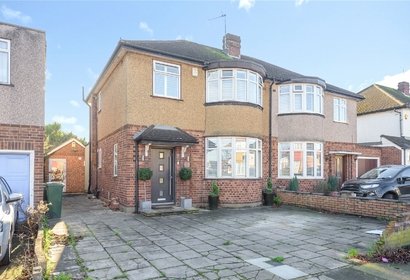 under offer angus drive london 17784 - Gibbs Gillespie