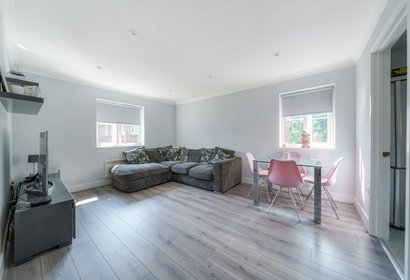 under offer oaklands avenue london 18160 - Gibbs Gillespie