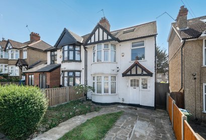 under offer wood end avenue london 19546 - Gibbs Gillespie