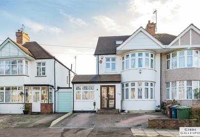 for sale moat drive london 23228 - Gibbs Gillespie
