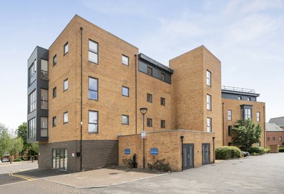 for sale dyson drive london 33022 - Gibbs Gillespie