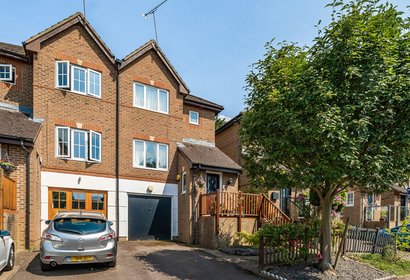 for sale barrington drive london 33621 - Gibbs Gillespie