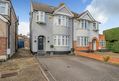 under offer melthorne drive london 33877 - Gibbs Gillespie