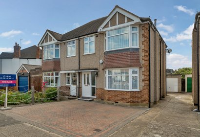 under offer collins drive london 34305 - Gibbs Gillespie