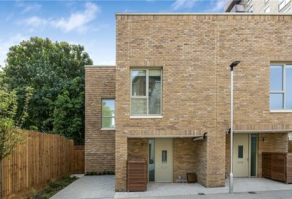 for sale mangle close london 40745 - Gibbs Gillespie