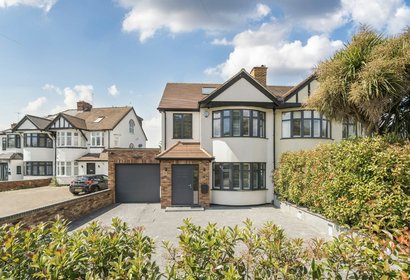 under offer derwent avenue london 41404 - Gibbs Gillespie
