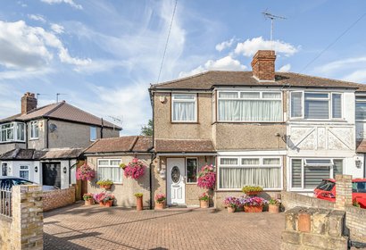 under offer lansbury drive london 47421 - Gibbs Gillespie
