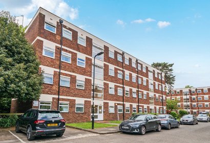 under offer oak tree close london 49907 - Gibbs Gillespie