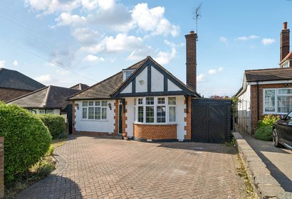 under offer west hatch manor london 51377 - Gibbs Gillespie