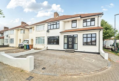 under offer weston drive london 51960 - Gibbs Gillespie