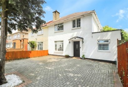 under offer carnarvon drive london 52982 - Gibbs Gillespie
