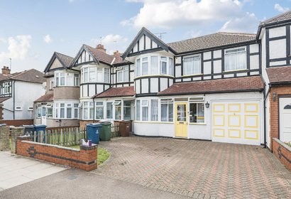 under offer kenmore avenue london 55566 - Gibbs Gillespie