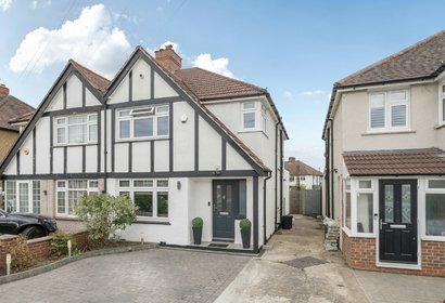 under offer woodlands avenue london 57852 - Gibbs Gillespie