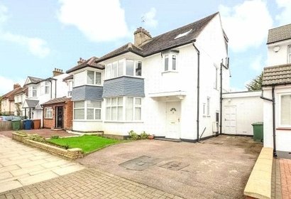 for sale whitchurch gardens london 60097 - Gibbs Gillespie