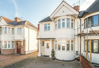 under offer ivanhoe drive london 62046 - Gibbs Gillespie