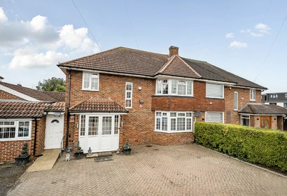 under offer tithe farm close london 68006 - Gibbs Gillespie