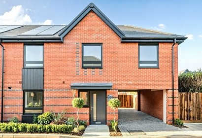 for sale pennwood grange london 68044 - Gibbs Gillespie