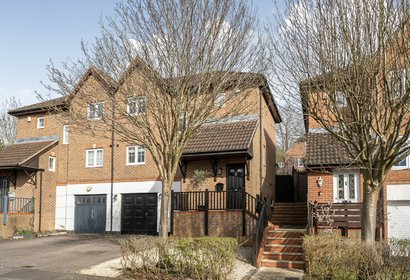 under offer barrington drive london 68788 - Gibbs Gillespie
