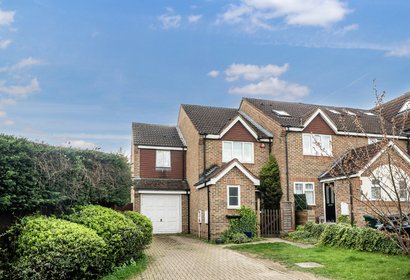 under offer harriet walker way london 69516 - Gibbs Gillespie