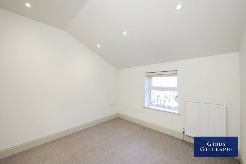 available 24 london 11163 - Gibbs Gillespie