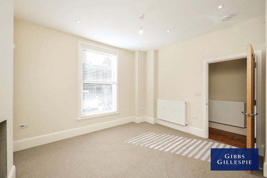 available 24 london 11163 - Gibbs Gillespie