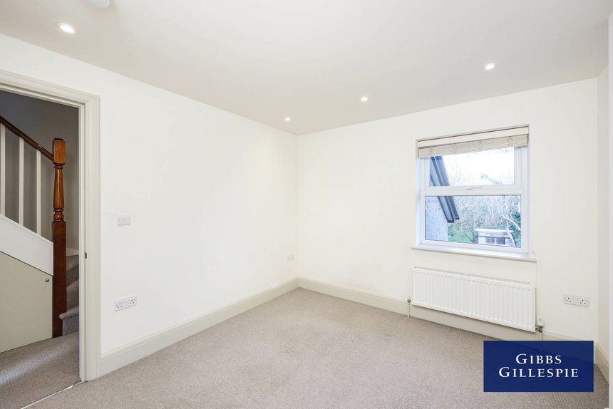 available 24 london 11163 - Gibbs Gillespie