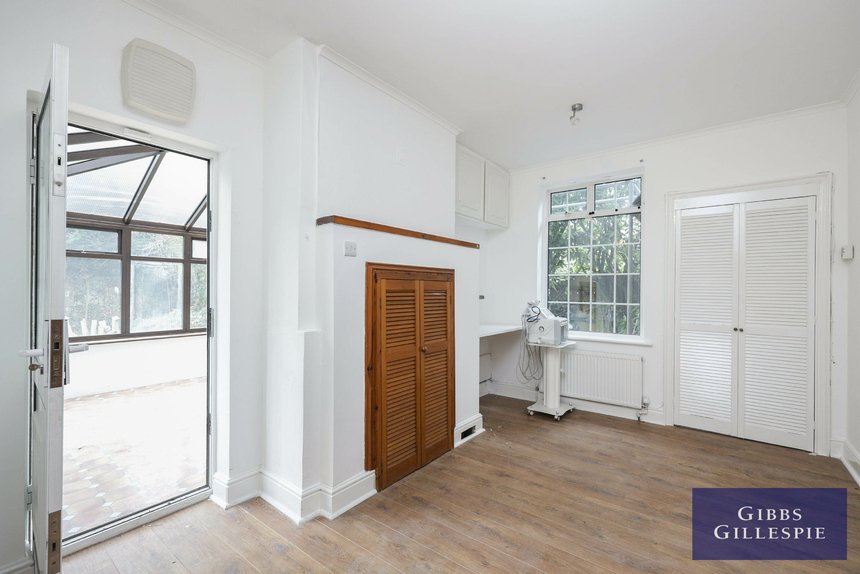 available 2 london 11229 - Gibbs Gillespie