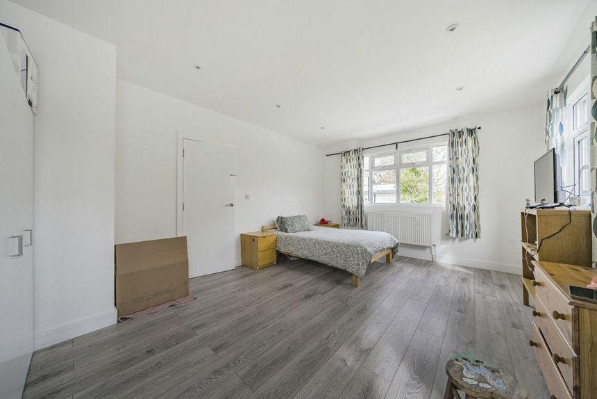 for sale st. thomas drive london 11825 - Gibbs Gillespie