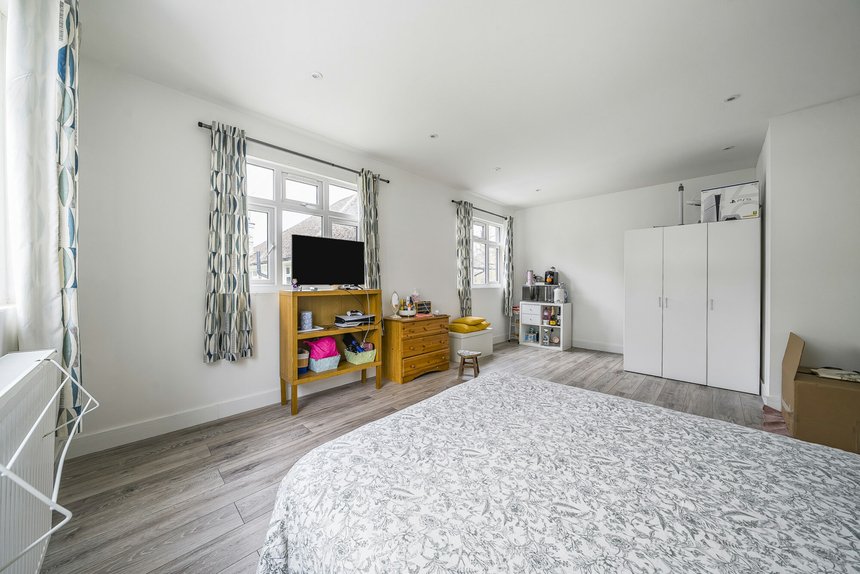 for sale st. thomas drive london 11825 - Gibbs Gillespie