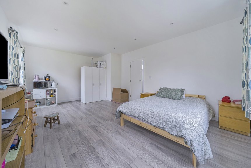 for sale st. thomas drive london 11825 - Gibbs Gillespie