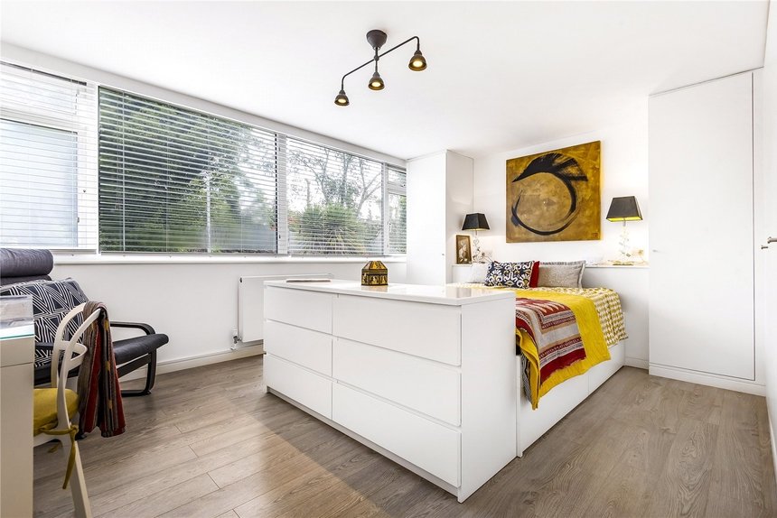 under offer leaf close london 12004 - Gibbs Gillespie