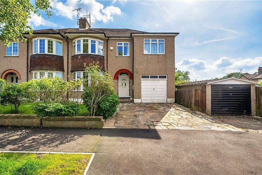 under offer mount drive london 13091 - Gibbs Gillespie