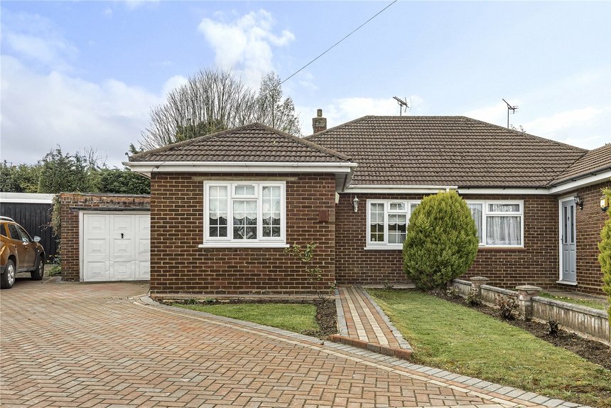 under offer hall drive london 13826 - Gibbs Gillespie