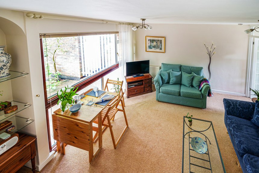 under offer hawkesworth close london 15766 - Gibbs Gillespie