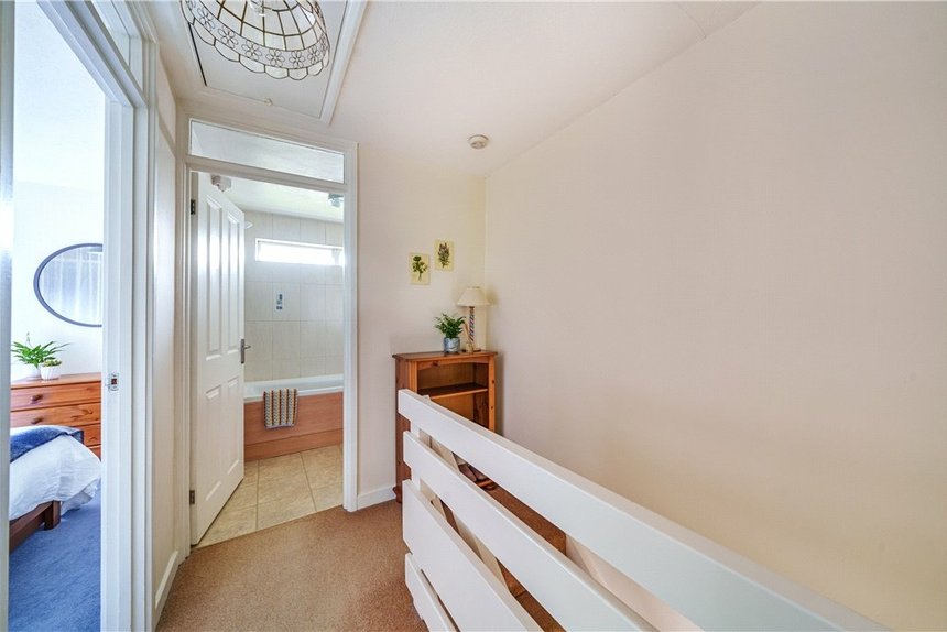 under offer hawkesworth close london 15766 - Gibbs Gillespie