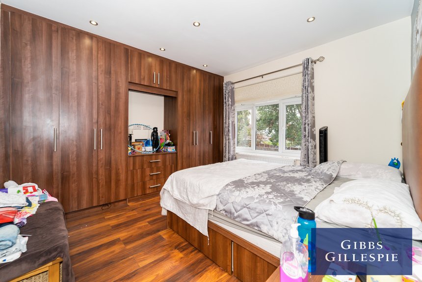 available 56 london 16858 - Gibbs Gillespie