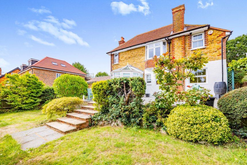 3 bedroom House for sale in Ducks Hill Road, Northwood, Middlesex, HA6