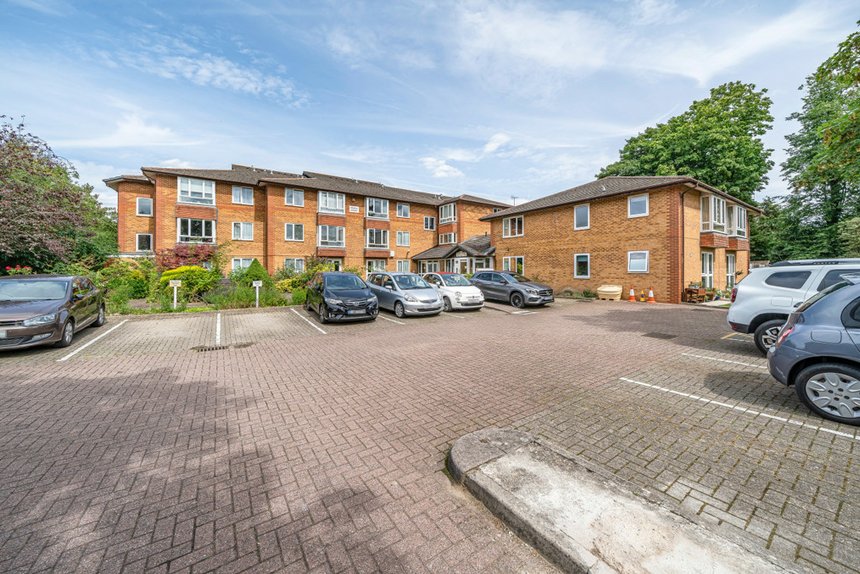 under offer maple court london 17387 - Gibbs Gillespie