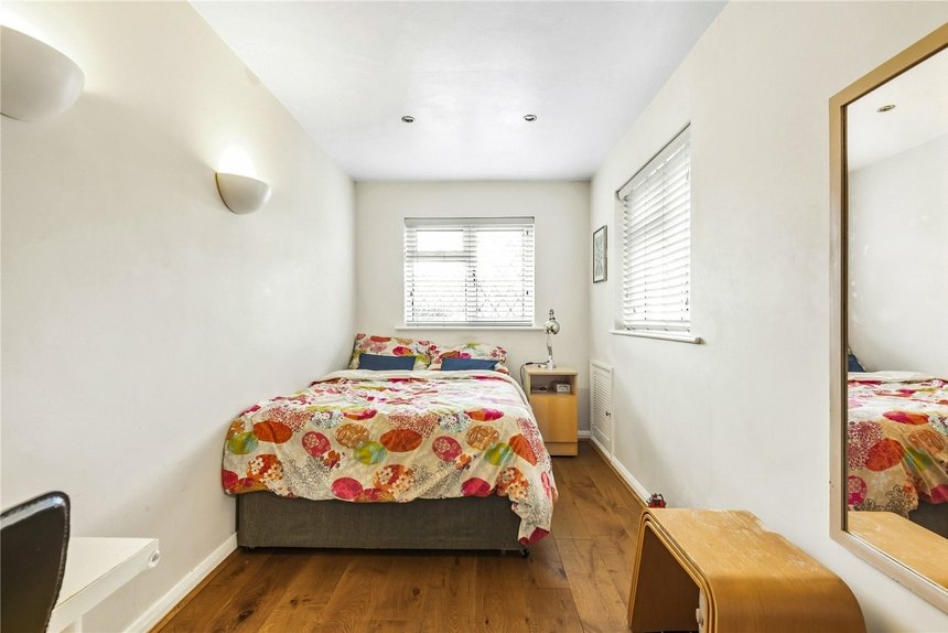 under offer pepys close london 17566 - Gibbs Gillespie