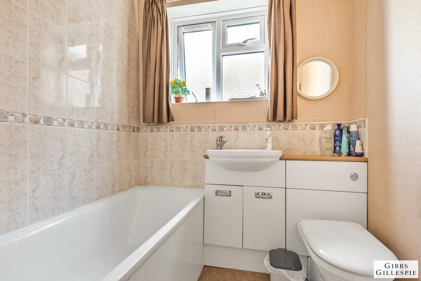 2 bedroom for sale in Headstone Lane, Harrow, Middlesex, HA2