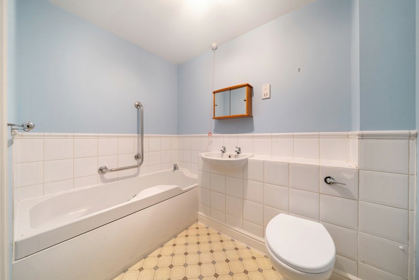 under offer high street london 18607 - Gibbs Gillespie