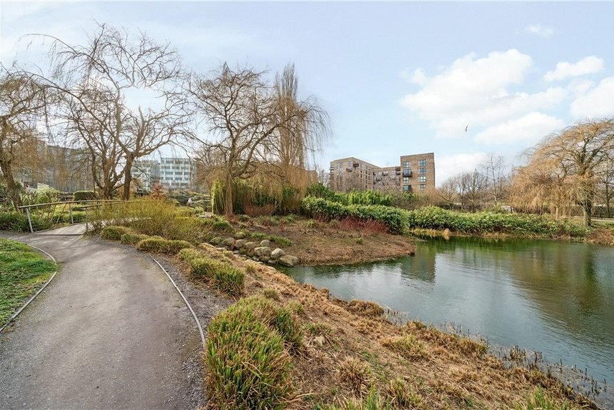 under offer lakeside drive london 20021 - Gibbs Gillespie