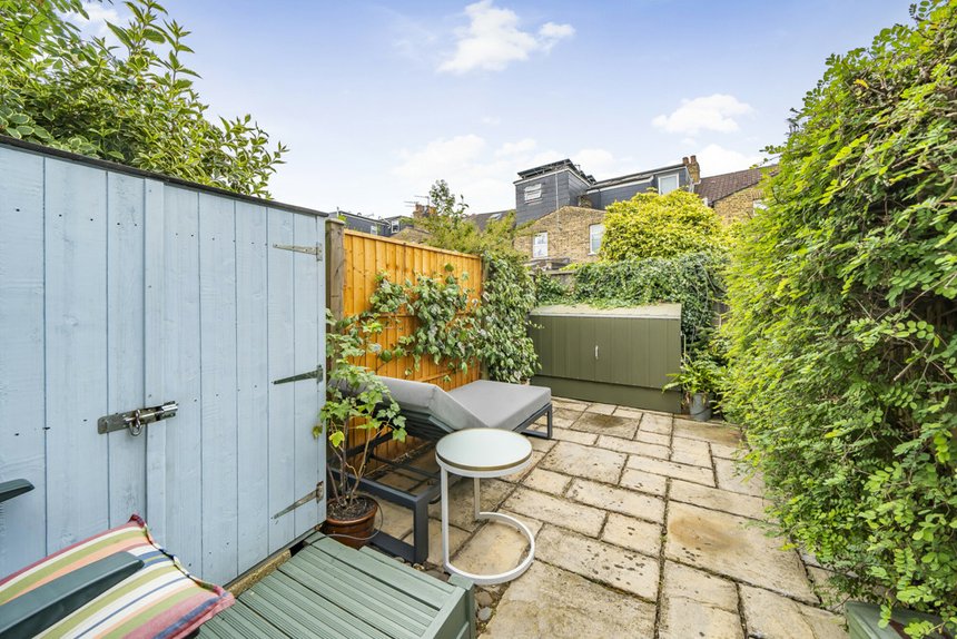 under offer glenfield road london 21486 - Gibbs Gillespie