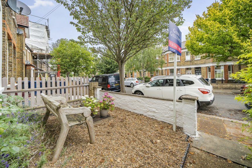 under offer glenfield road london 21486 - Gibbs Gillespie