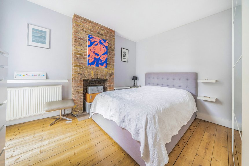 under offer glenfield road london 21486 - Gibbs Gillespie