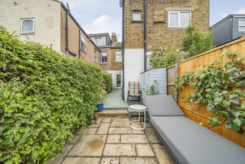 under offer glenfield road london 21486 - Gibbs Gillespie