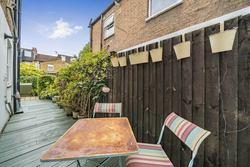 under offer glenfield road london 21486 - Gibbs Gillespie