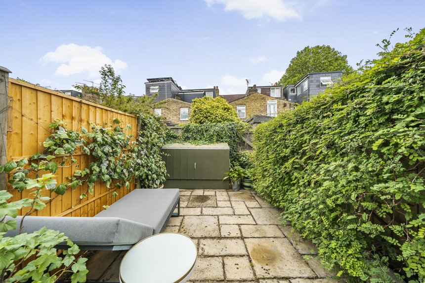 under offer glenfield road london 21486 - Gibbs Gillespie